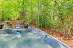 Murphy Cabin with Private Deck, Fire Pit and Hot Tub!